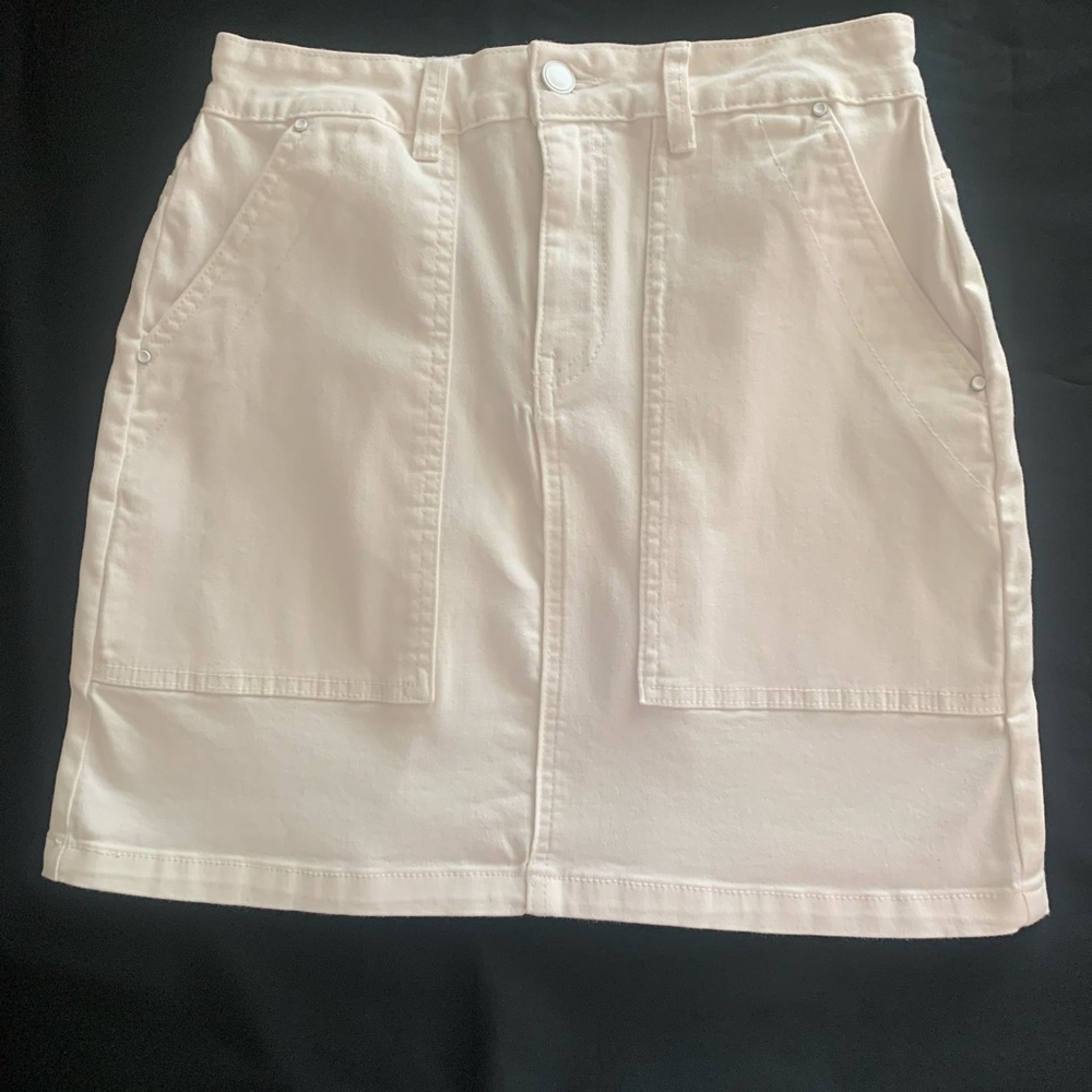A Love A white jean skirt
Sz 25
Excellent Condition